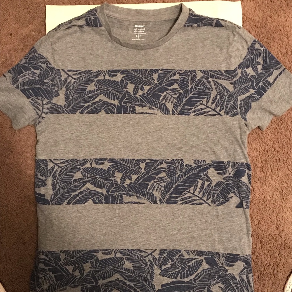 Old navy tee size small men…